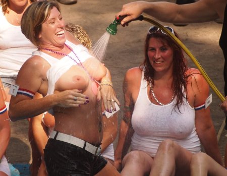 Конкурс мокрых футболок