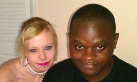 Девушка с неграми