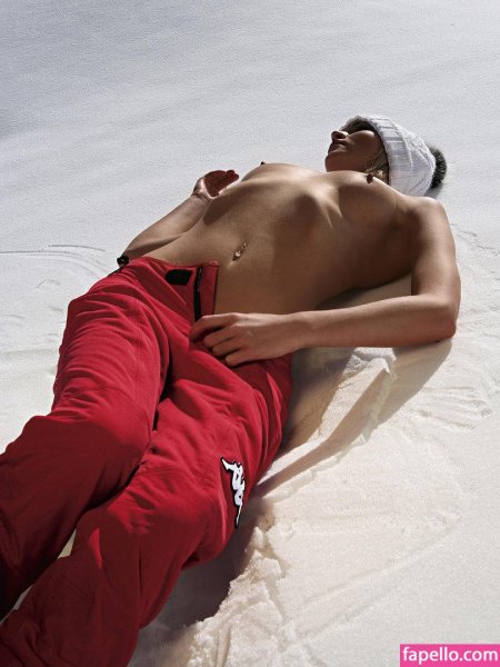 Голые горнолыжницы