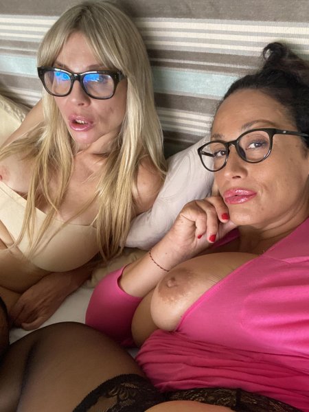 Милфа в очках