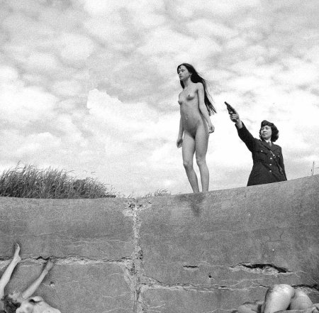 Голые женщины перед казнью