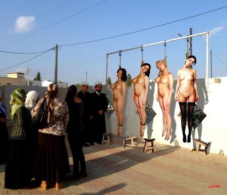 Повешенные голые женщины