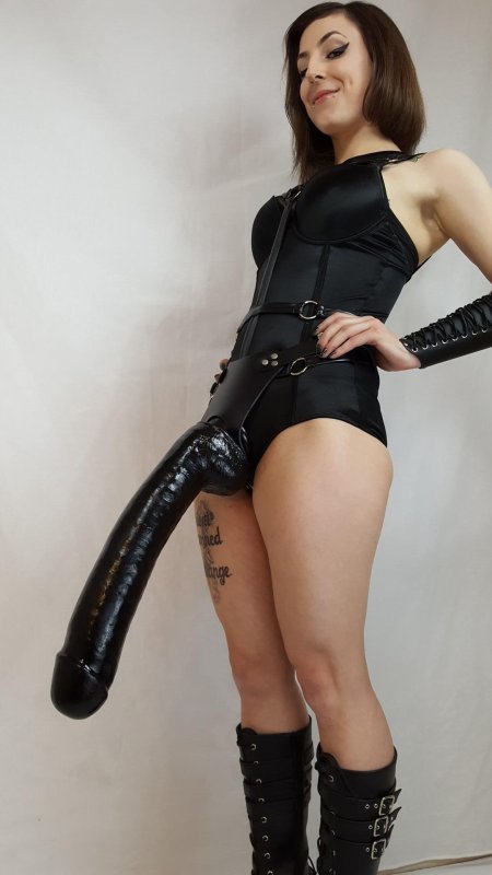 Девушка с огромным страпоном