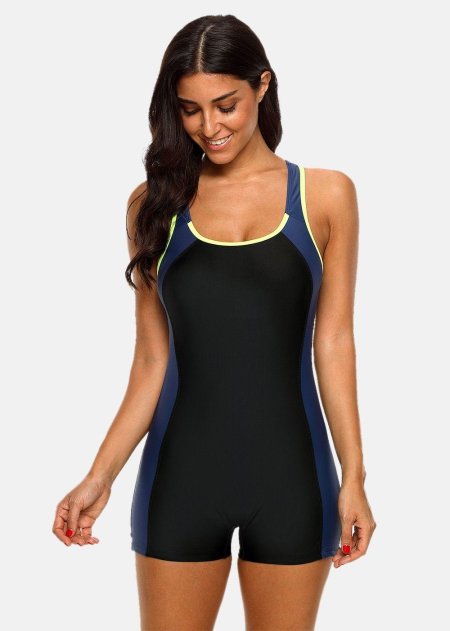 Слитный спортивный купальник с шортами