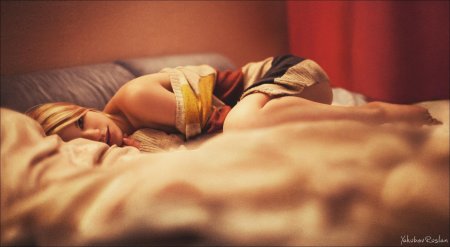 Девушка лежит на кровати