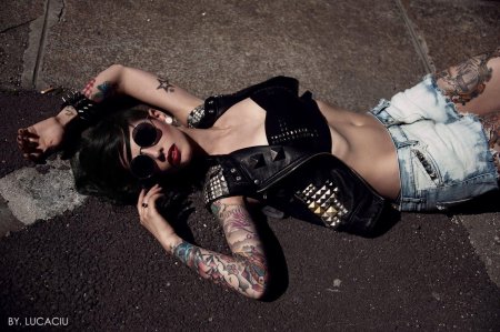 Девушка с татуировками