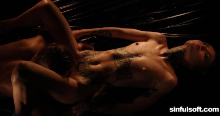 Женщина с татуировками