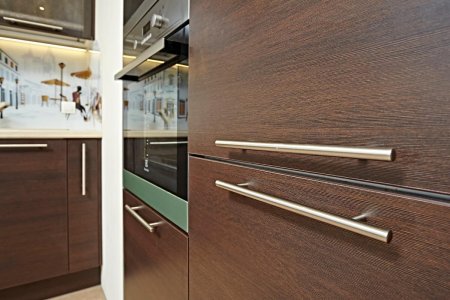Ручки на фасады кухни в современном стиле