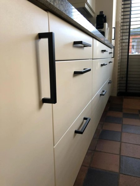 Кухня с ручками скобами