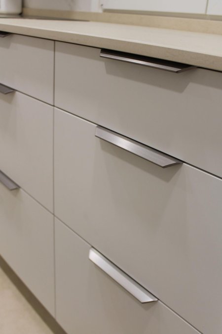 Интегрированные ручки для кухни на фасадах