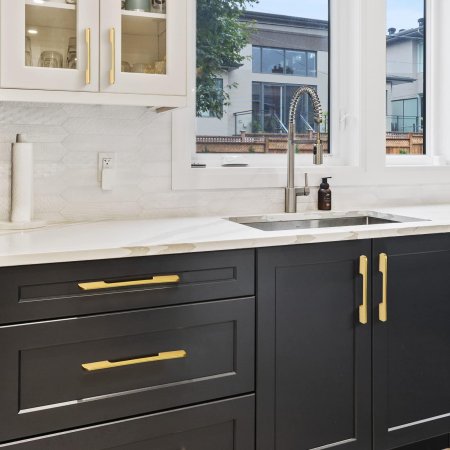 Кухня с окнами