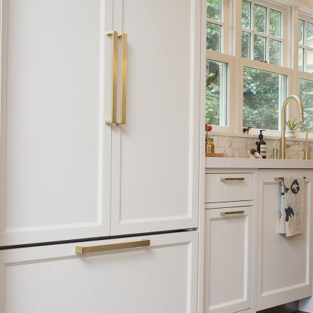 Белая кухня с золотой фурнитурой