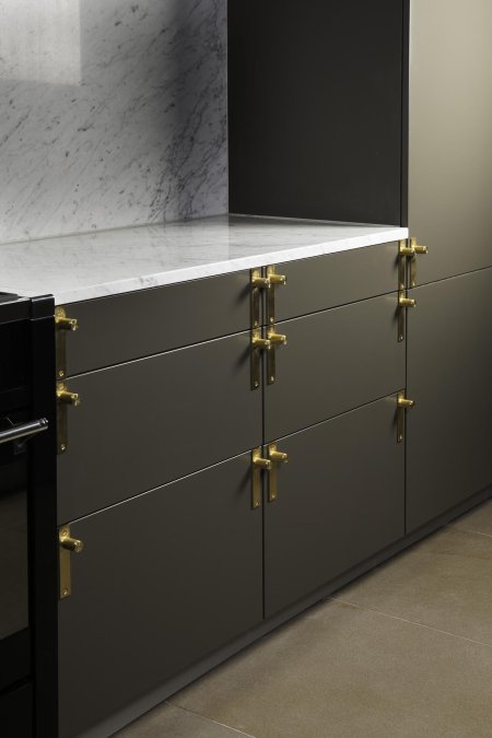 Кухня с золотой фурнитурой