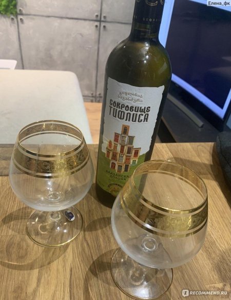 Вино белое полусладкое алазанская долина