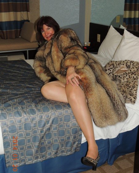 Взрослая женщина в шубе