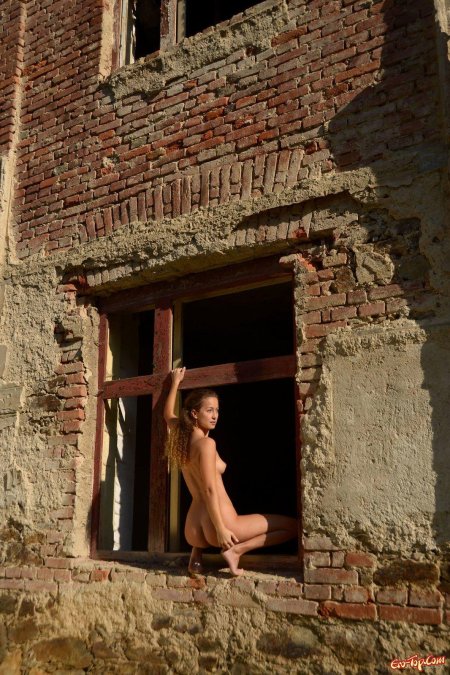 Голые женщины на развалинах