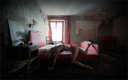 Ню девушки в заброшенных зданиях