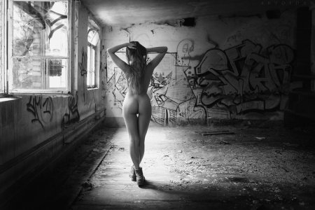 Ню девушки в заброшенных зданиях