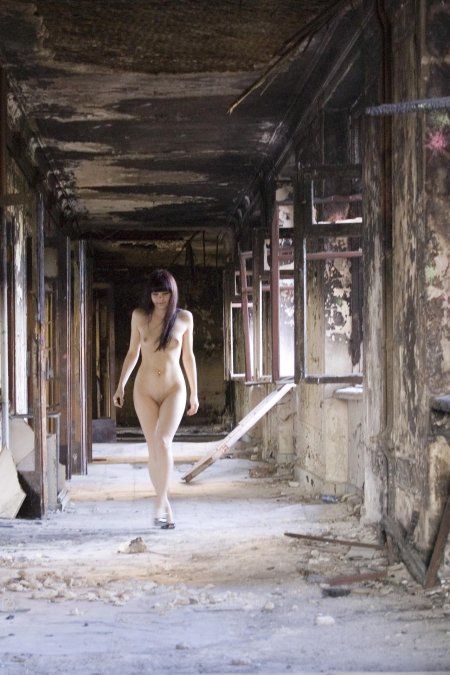 Эротическая фотосессия в заброшенном здании