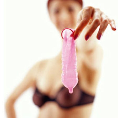 Девочка держит презерватив