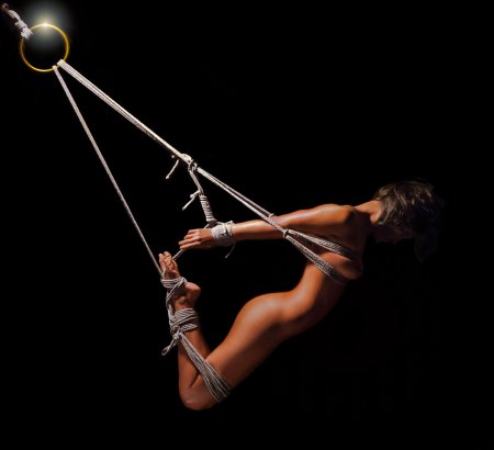 Подвесили за грудь бдсм