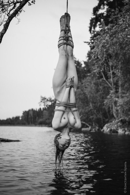 Бондаж с подвешиванием вниз головой