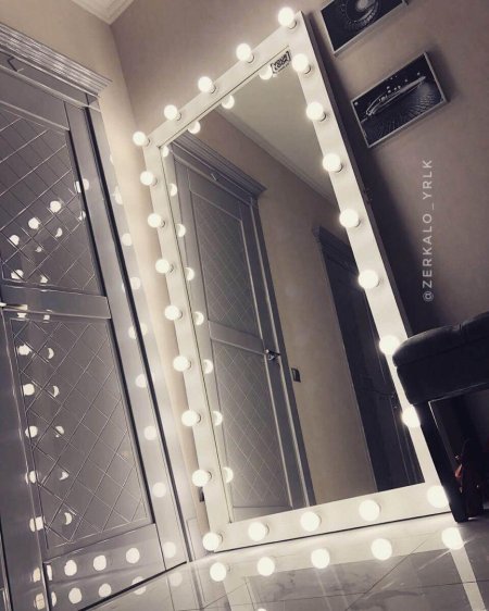 Гримерное зеркало с подсветкой