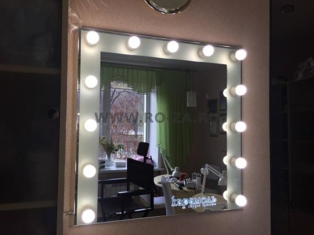 Гримерное зеркало с лампочками