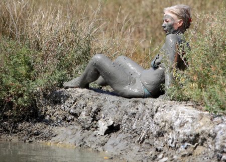 Лечебная грязь голышом