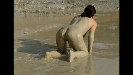 Голые девушки в грязи