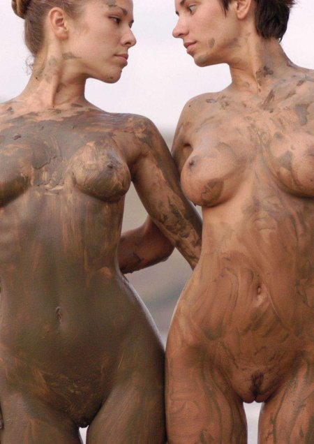 Девушка в грязи голая