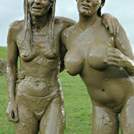 Голые зрелые бабы в грязи