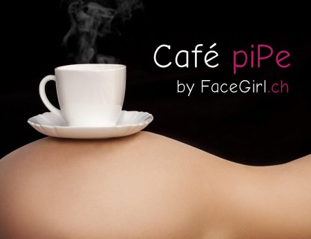 Чашка кофе на женском теле