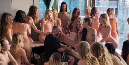 Толпа голых женщин