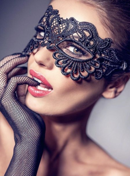 Девушка в кружевной маске