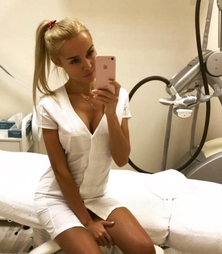 Красивая медсестра