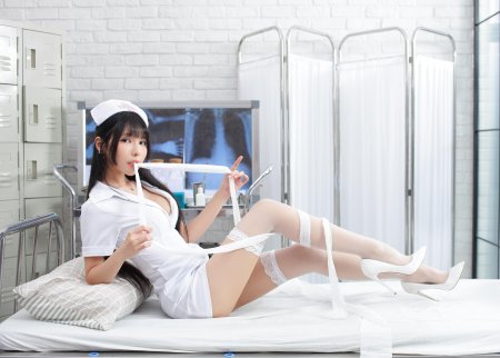 Красивая медсестра