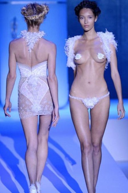 Показ голых моделей