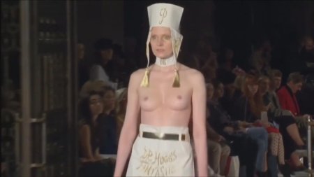 Голая модель на подиуме