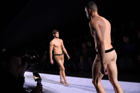 Показ мод голые мужчины