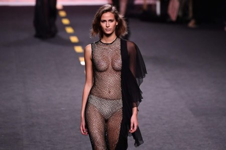 Голые модели на показе мод