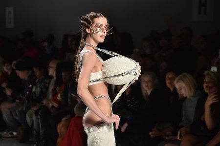 Показ груди на подиуме