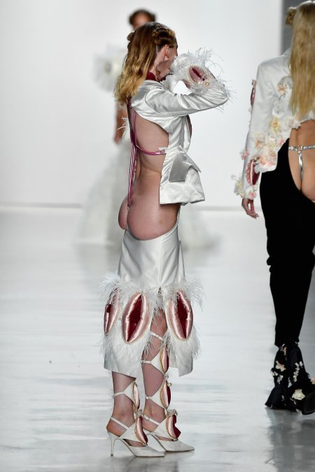 Откровенный показ мод