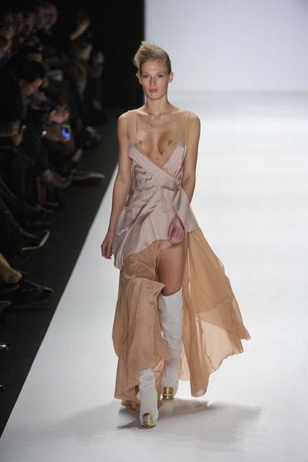 На подиуме без белья