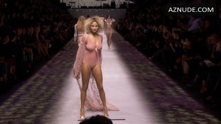 Показ мод голых девушек