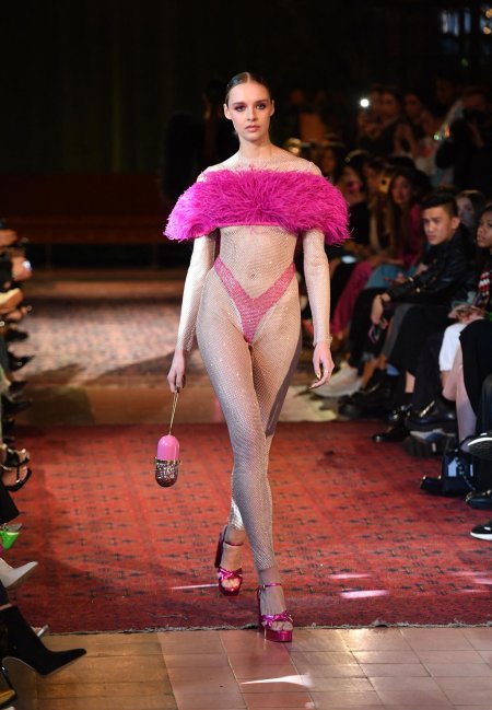 Голые модели на показе мод