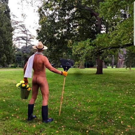 День голого садовника