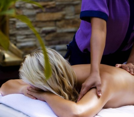 Массаж красивой девушке