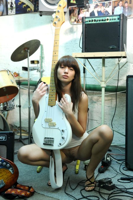 Концерт голых гитаристок