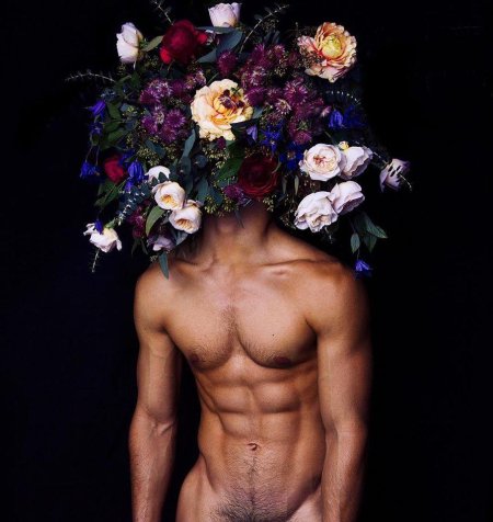 Голые мужчины с цветами